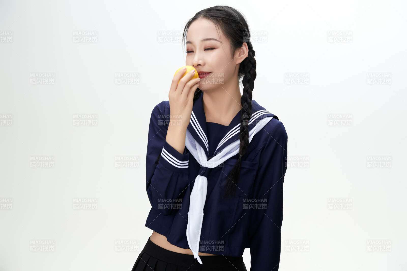 吃水果的亚洲东方长发少女图片