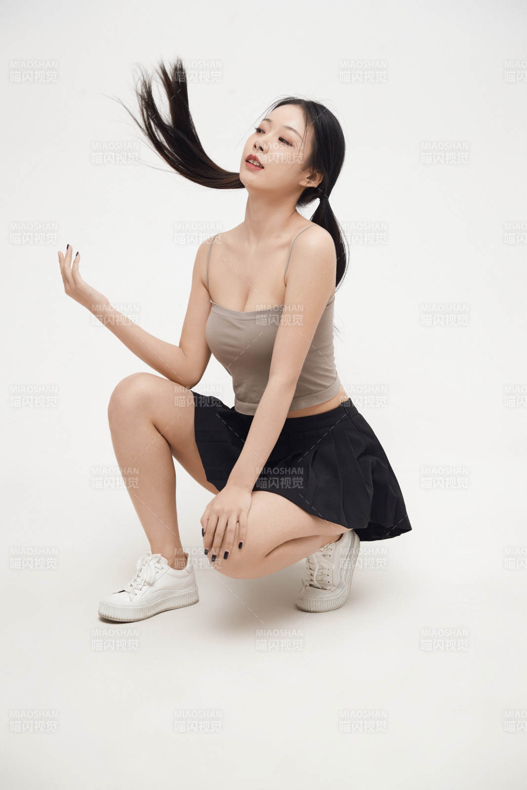 白色背景下的美丽可爱大学生图片