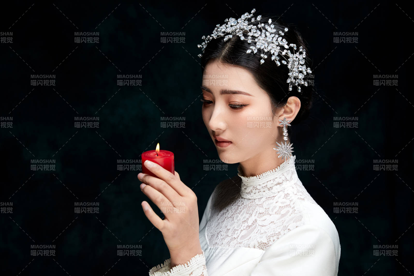 黑色背景下的女性复古婚纱妆面图片