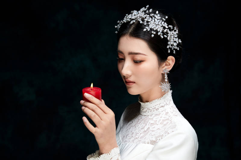 黑色背景下的女性复古婚纱妆面图片