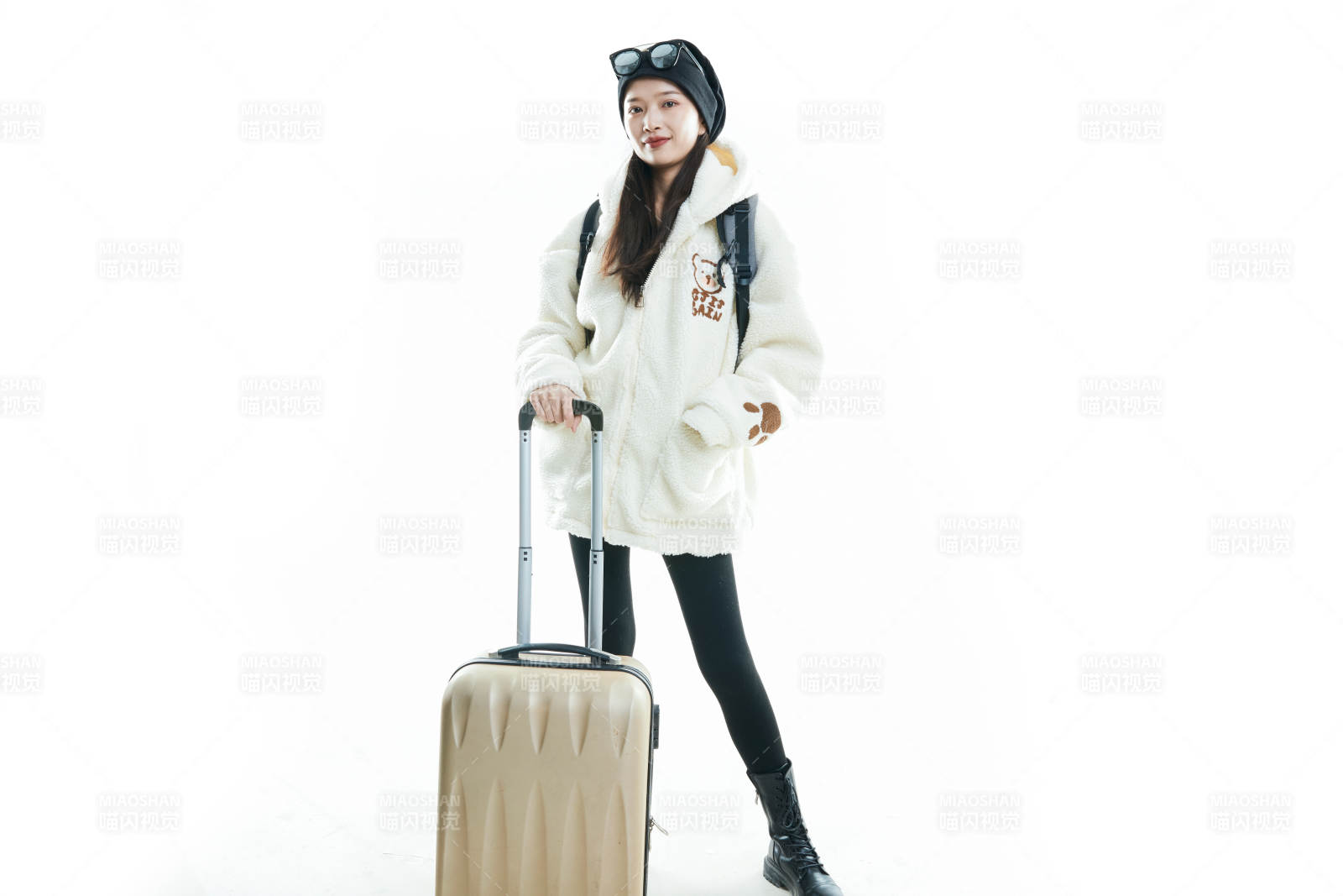 白色背景下准备出发旅行的美丽东方女大学生图片