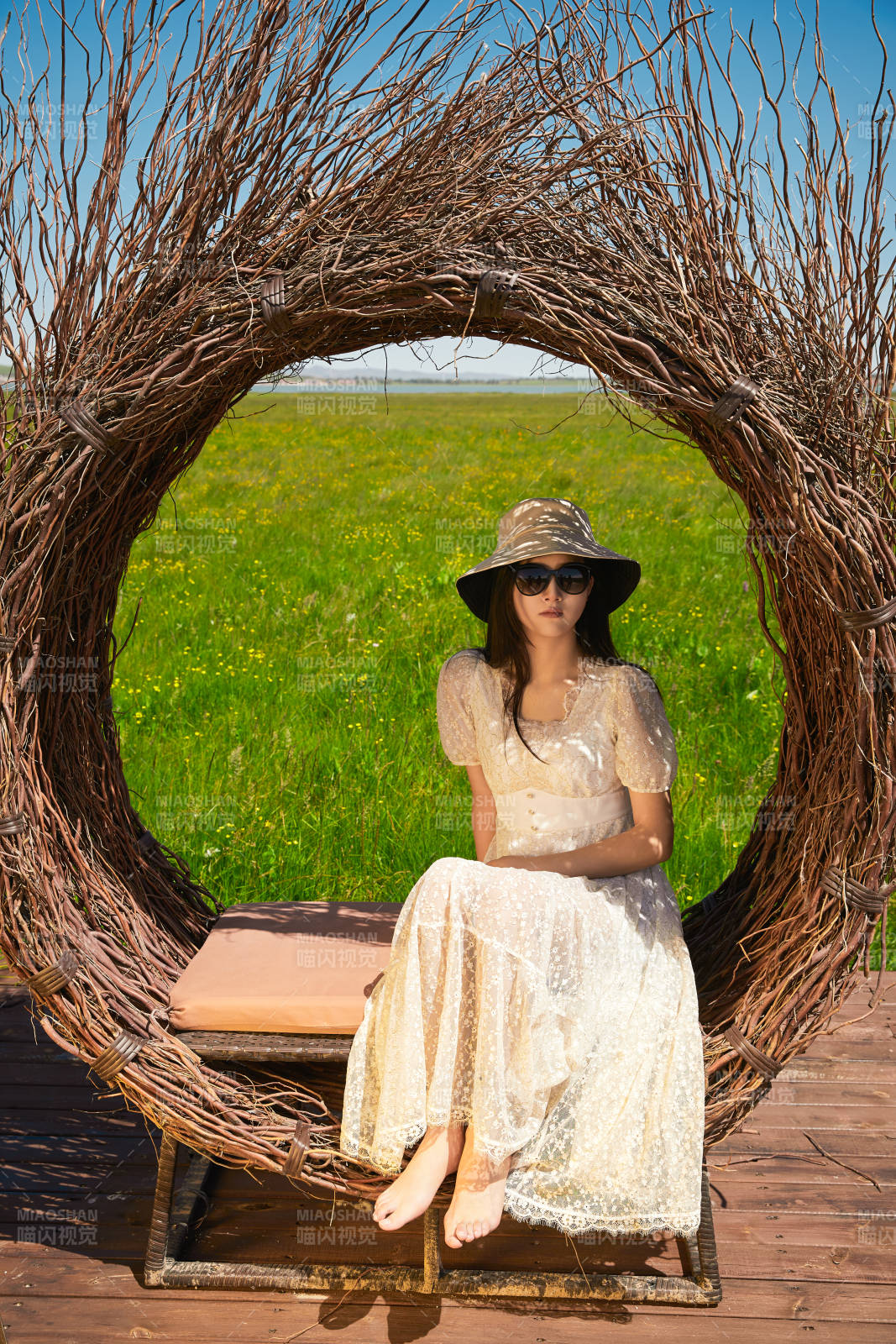 盛夏在草原湿地公园游玩的姑娘图片