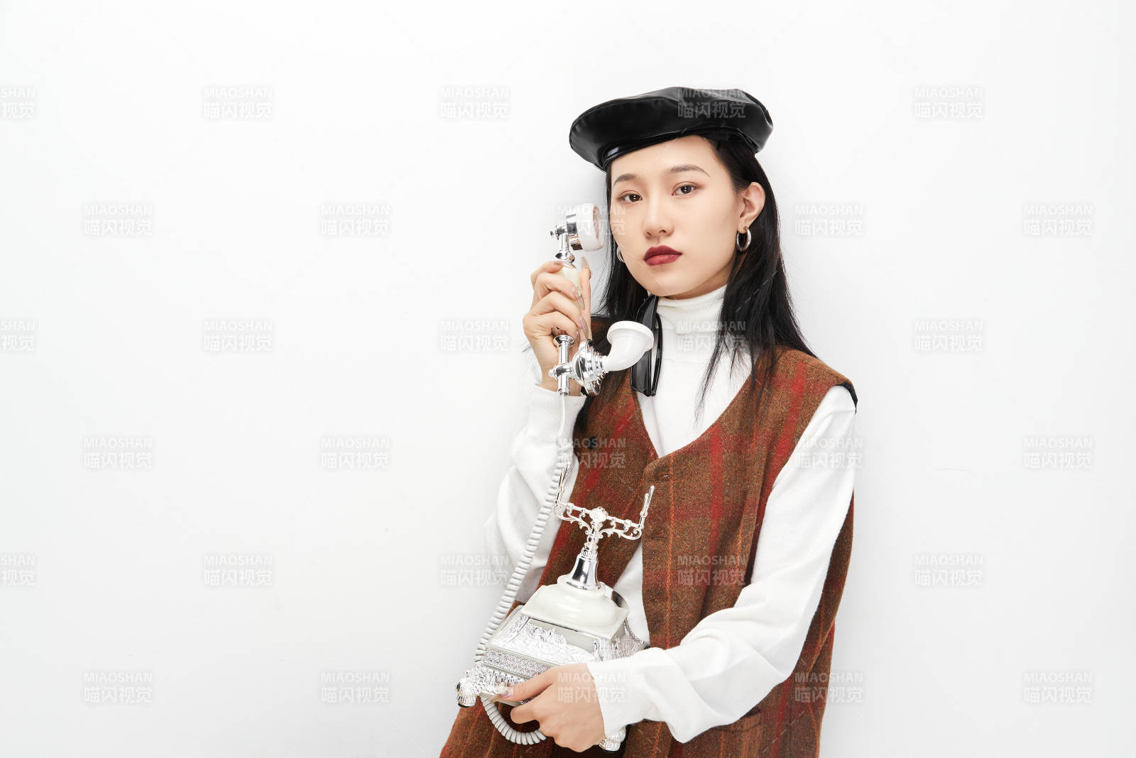 身穿复古服装的亚洲少女人像图片