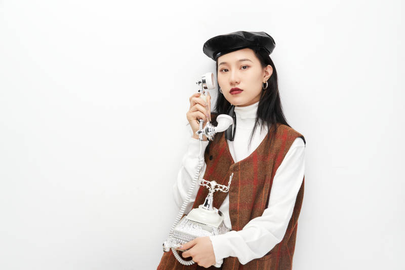 身穿复古服装的亚洲少女人像图片