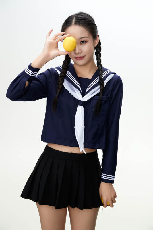 吃水果的亚洲东方长发少女图片