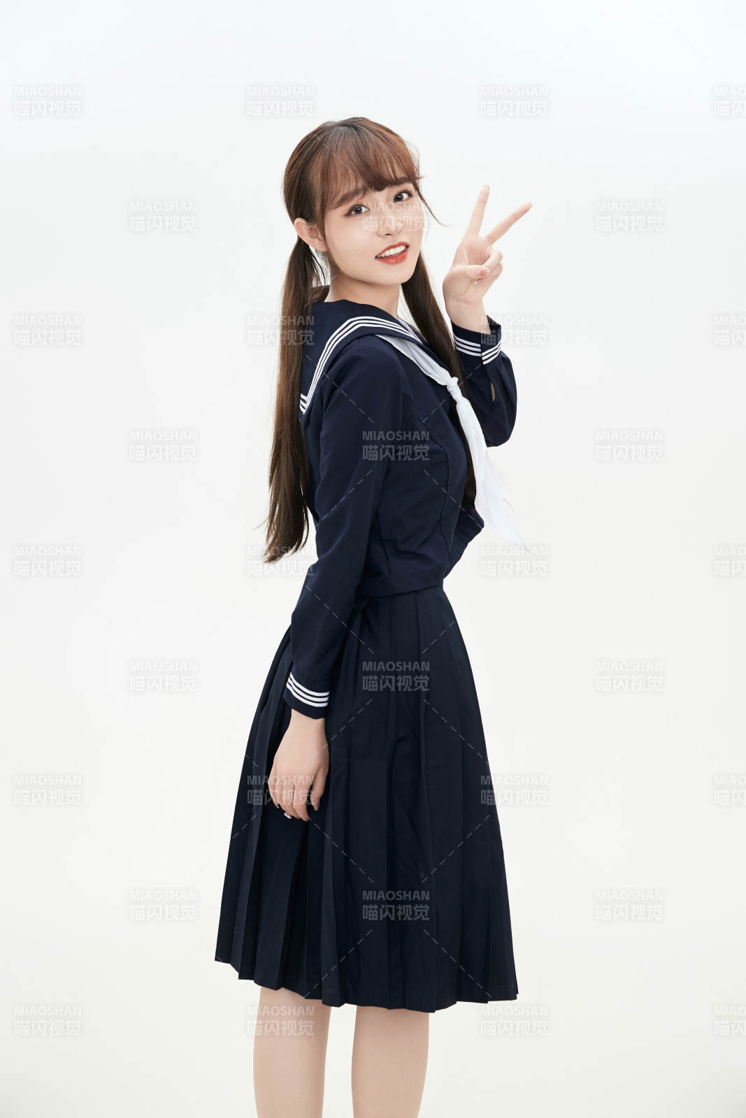 身穿日系高中制服的美丽少女图片