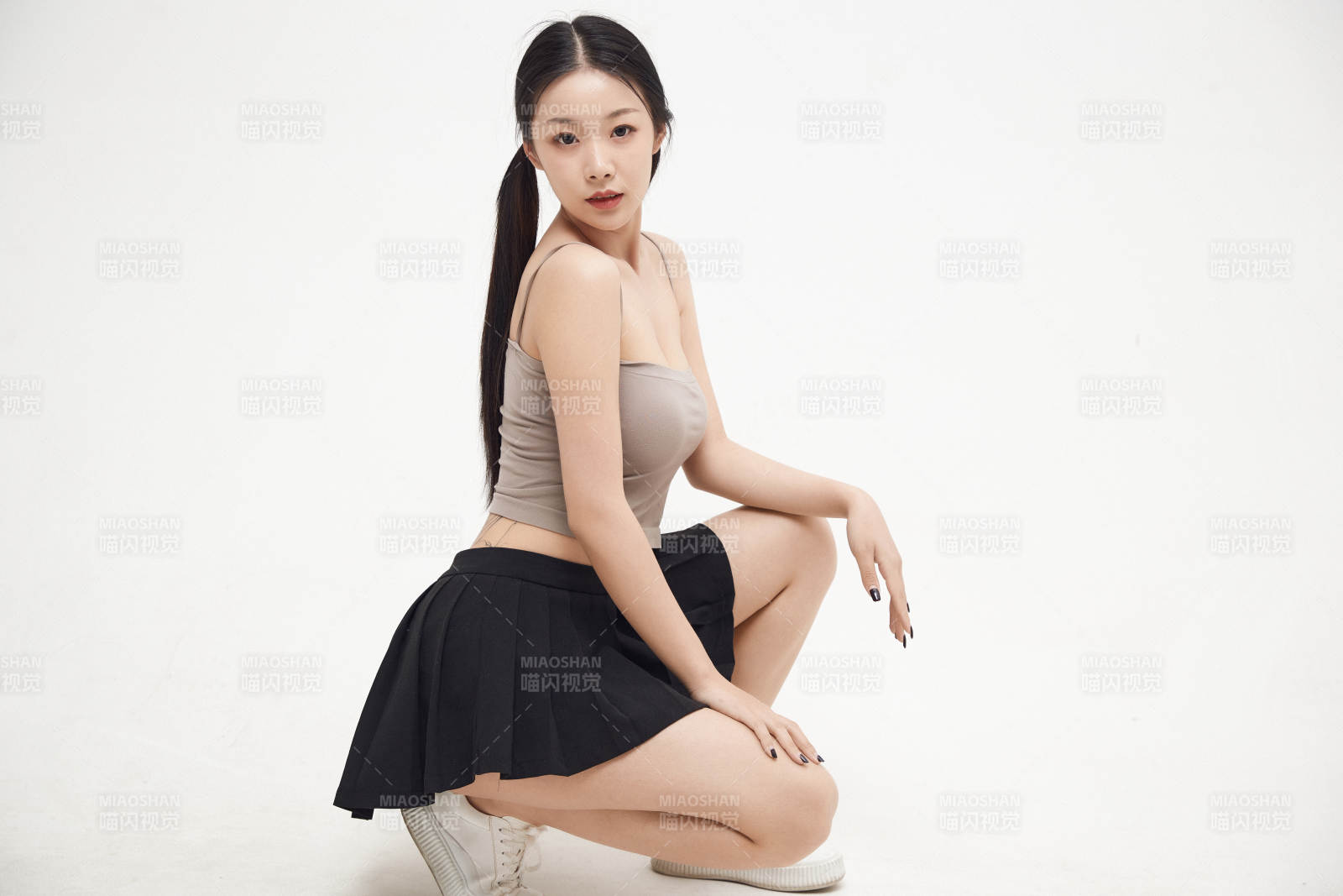 白色背景下的美丽可爱大学生图片