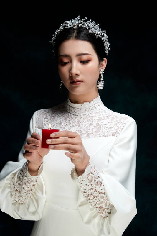 黑色背景下的女性复古婚纱妆面图片