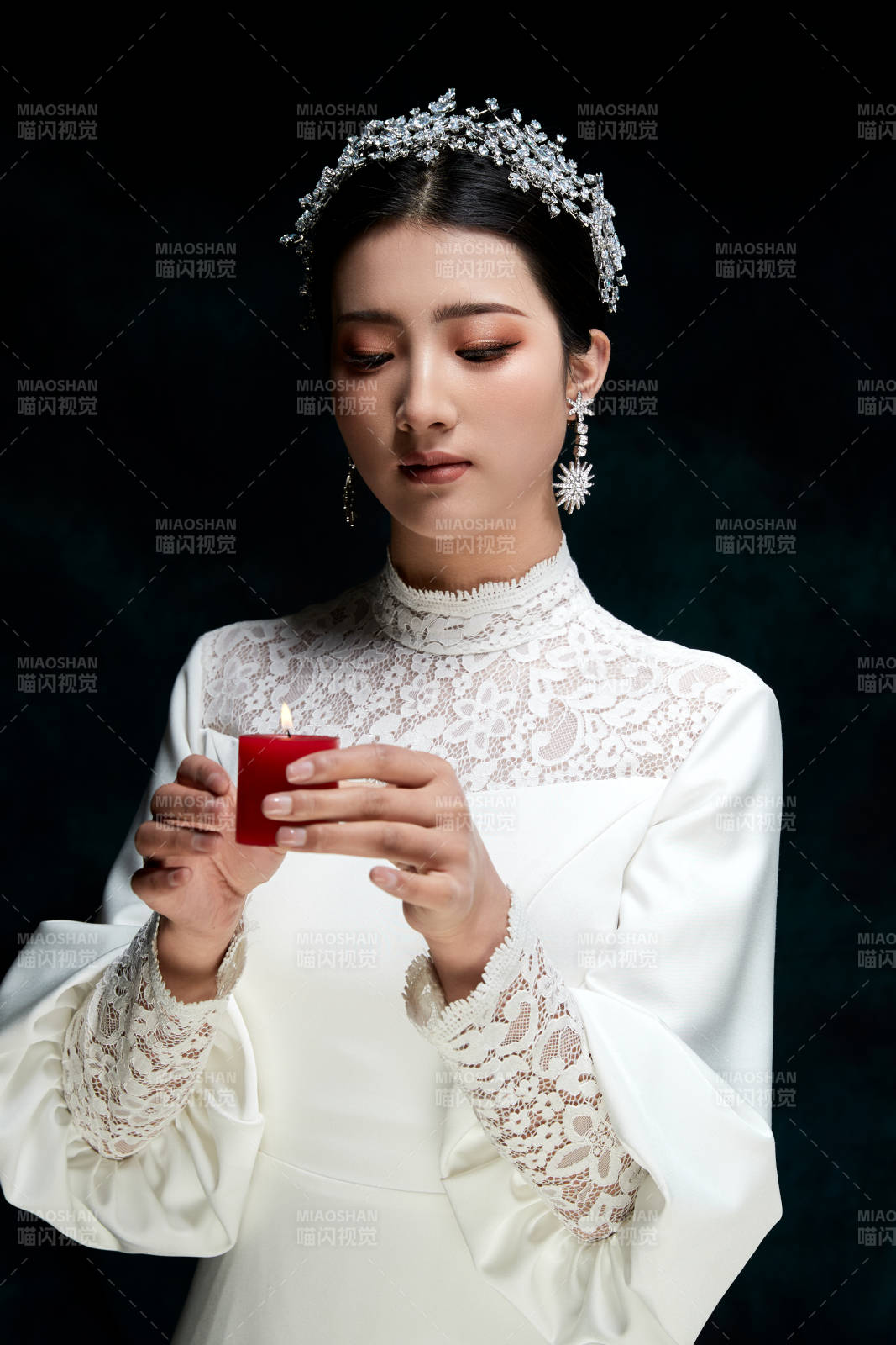 黑色背景下的女性复古婚纱妆面图片