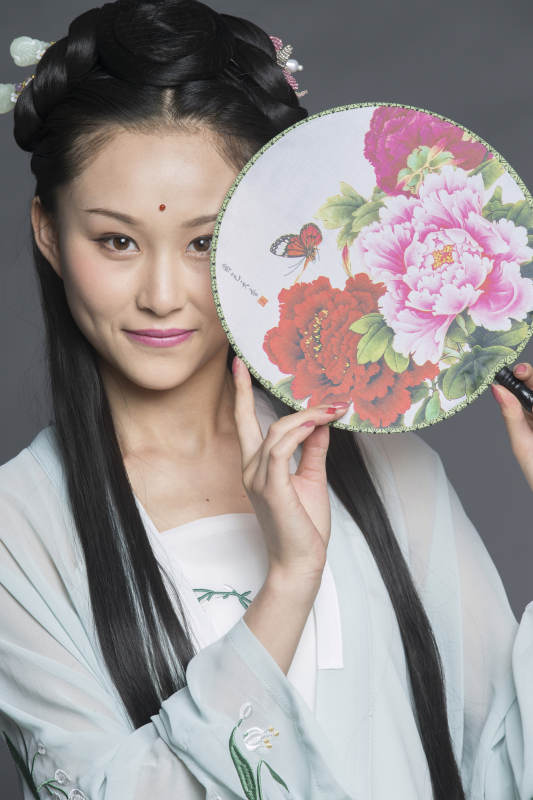 身穿古装的汉服女性人像汉服影棚拍摄图片