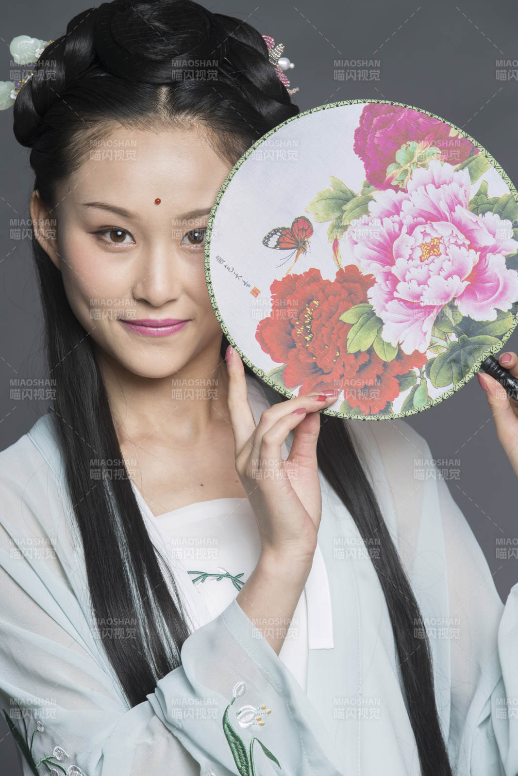 身穿古装的汉服女性人像汉服影棚拍摄图片