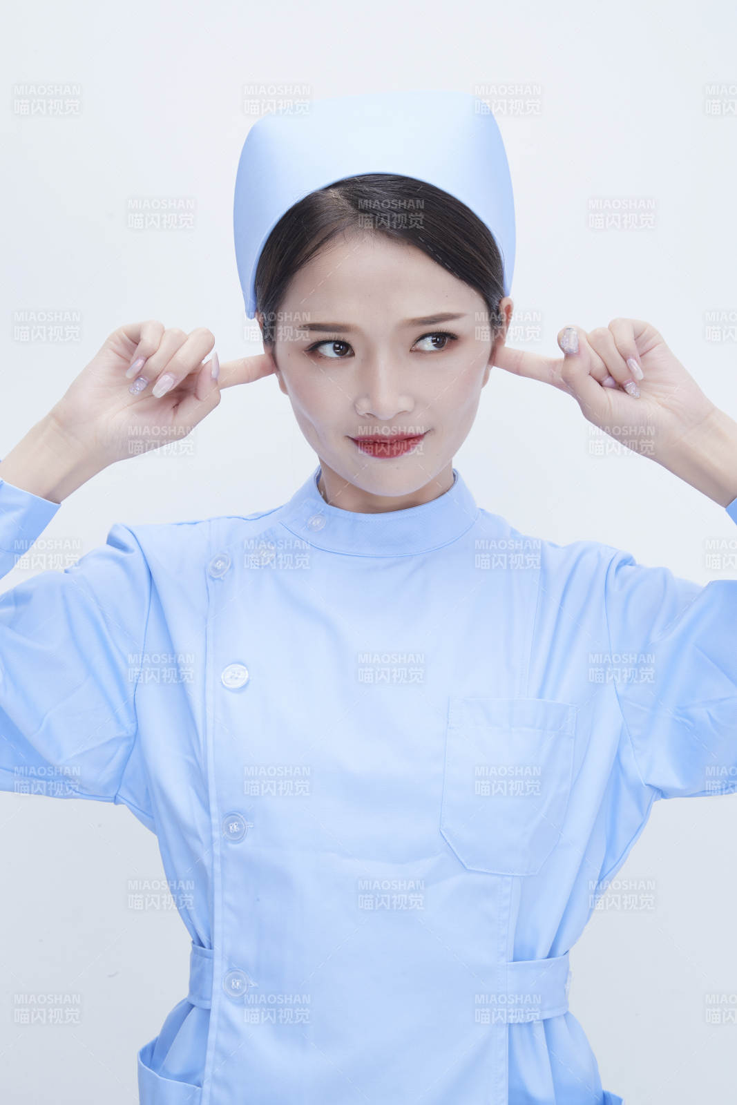 身穿蓝色护士服展示各种表情的漂亮女护士图片