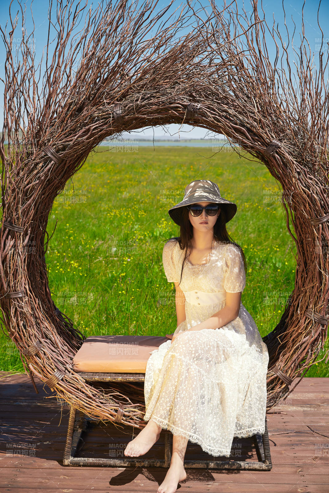 盛夏在草原湿地公园游玩的姑娘图片