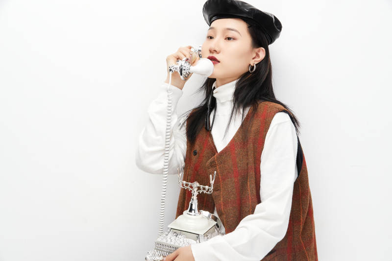 身穿复古服装的亚洲少女人像图片