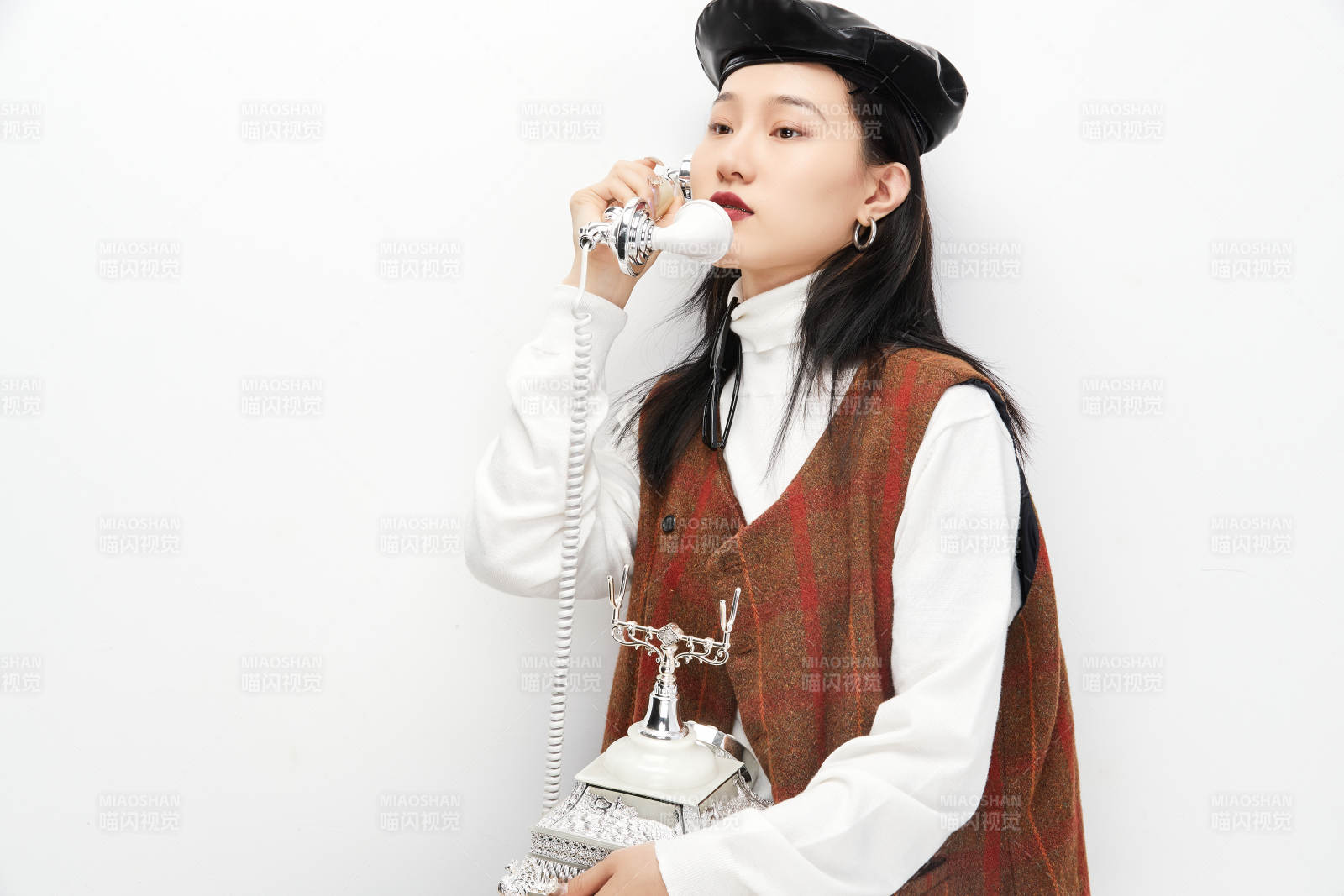 身穿复古服装的亚洲少女人像图片