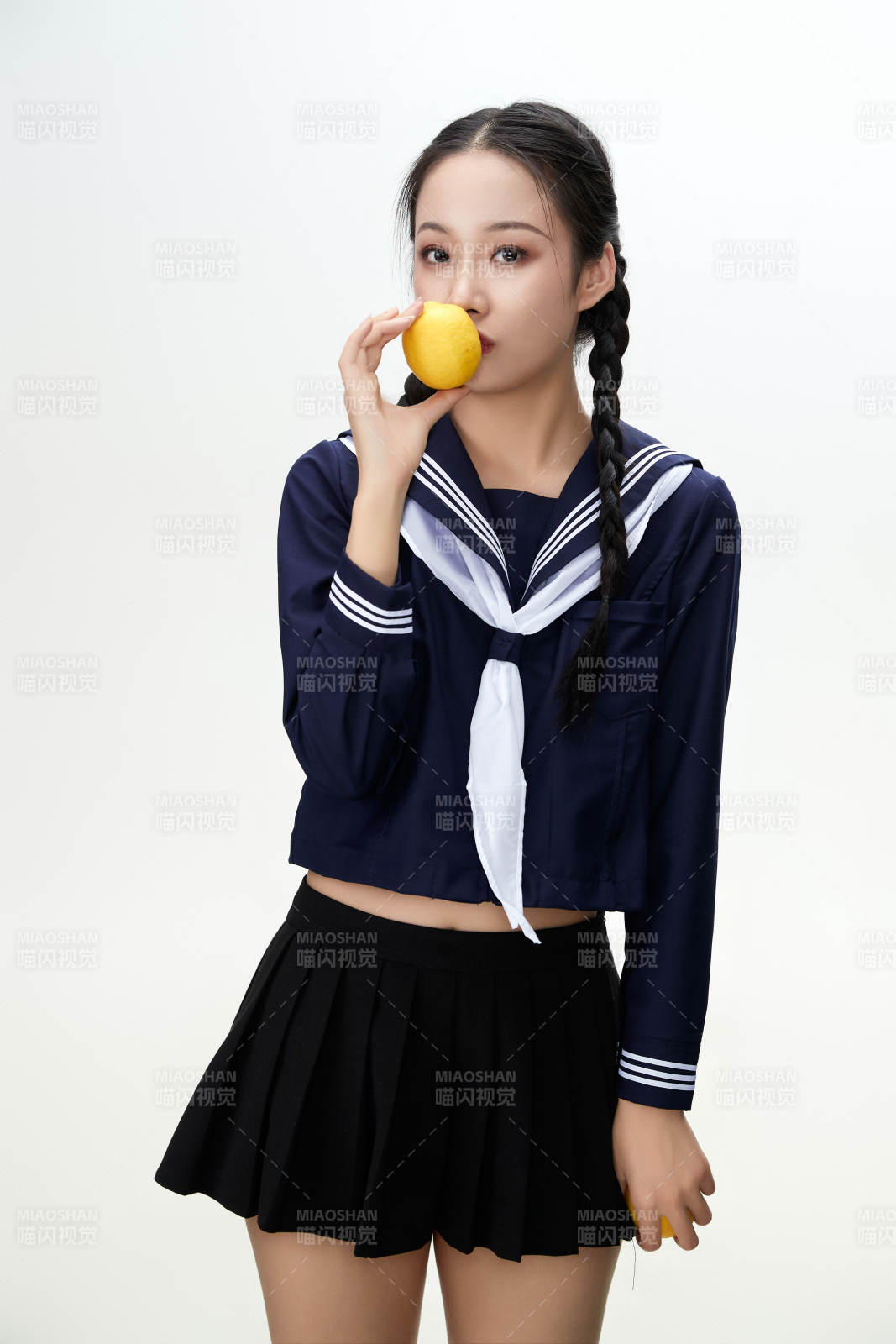 吃水果的亚洲东方长发少女图片