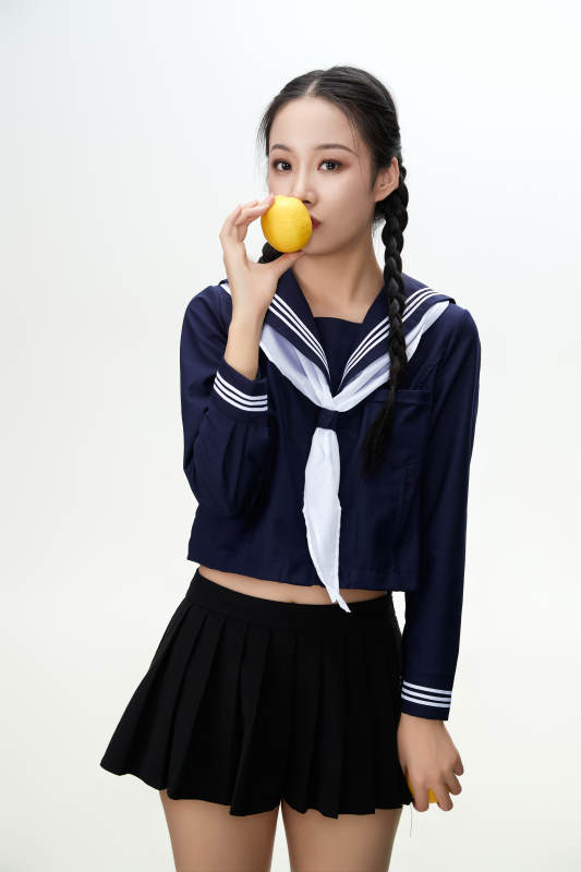 吃水果的亚洲东方长发少女图片