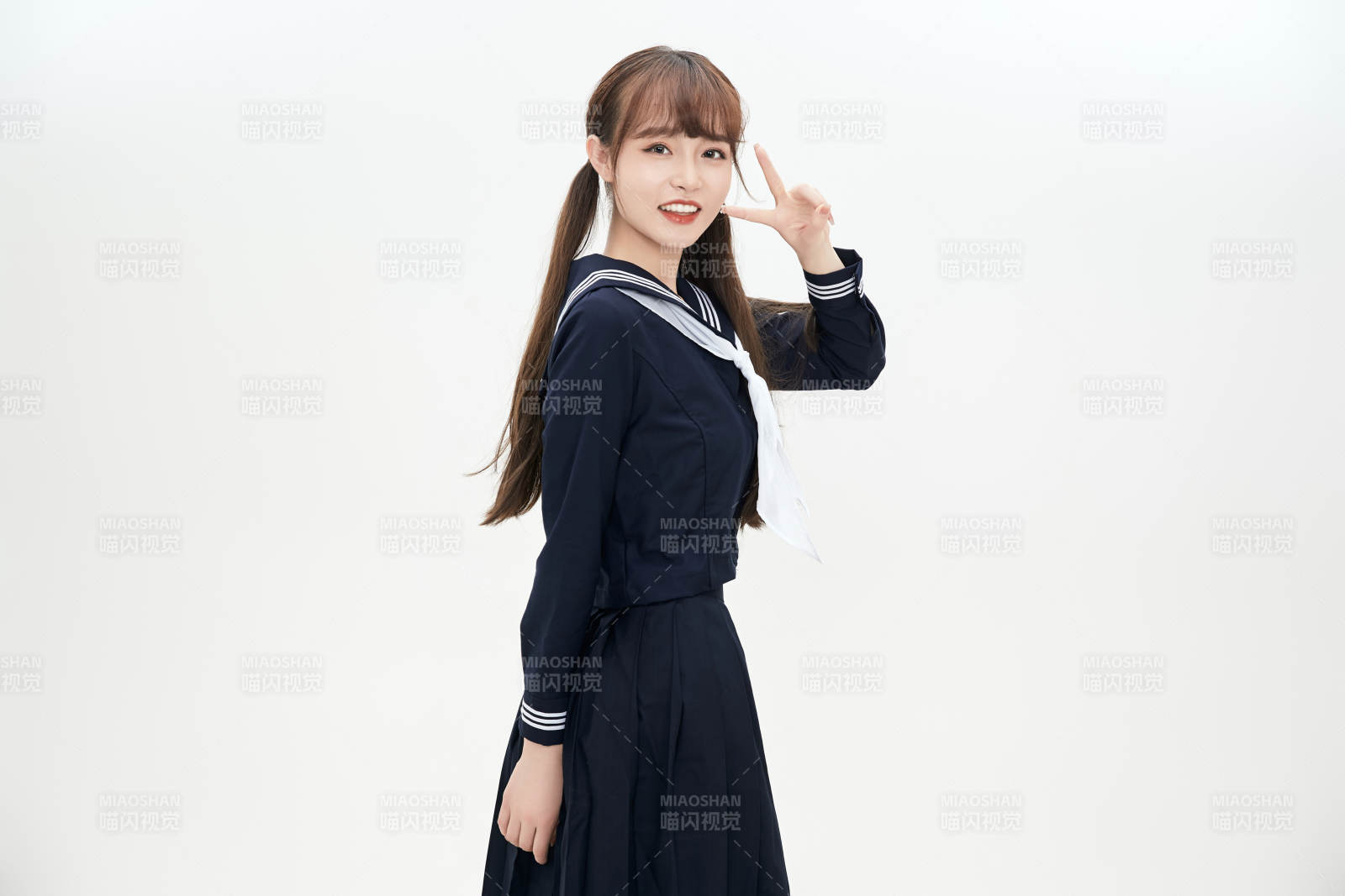 身穿日系高中制服的美丽少女图片