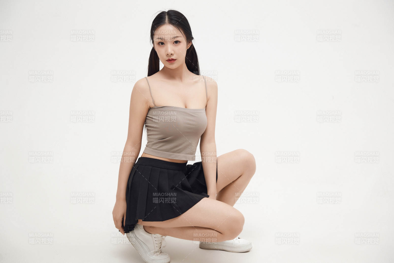 白色背景下的美丽可爱大学生图片