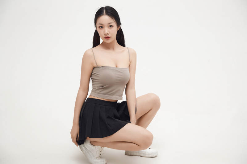 白色背景下的美丽可爱大学生图片