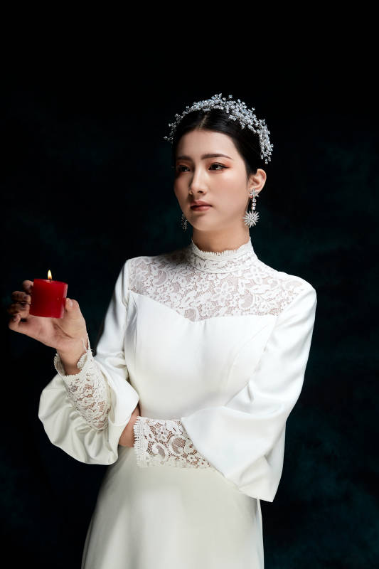 黑色背景下的女性复古婚纱妆面图片