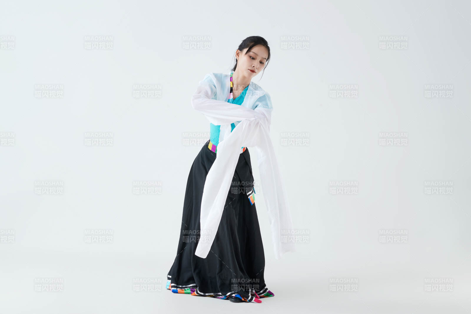 穿着藏族服饰跳着藏族舞蹈的少女图片