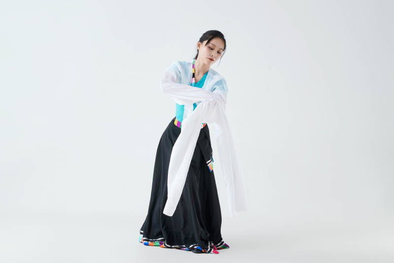 穿着藏族服饰跳着藏族舞蹈的少女图片