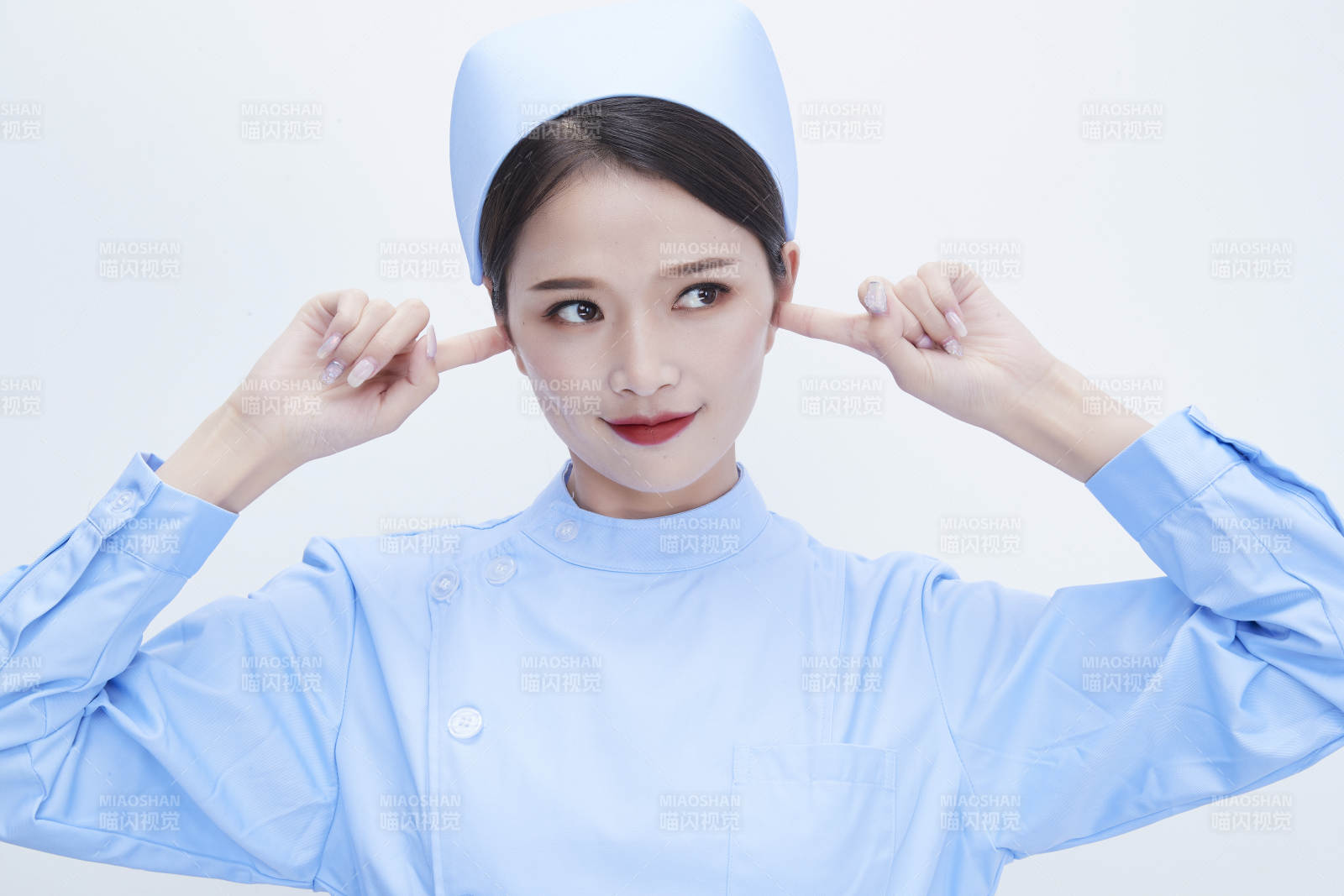 身穿蓝色护士服展示各种表情的漂亮女护士图片