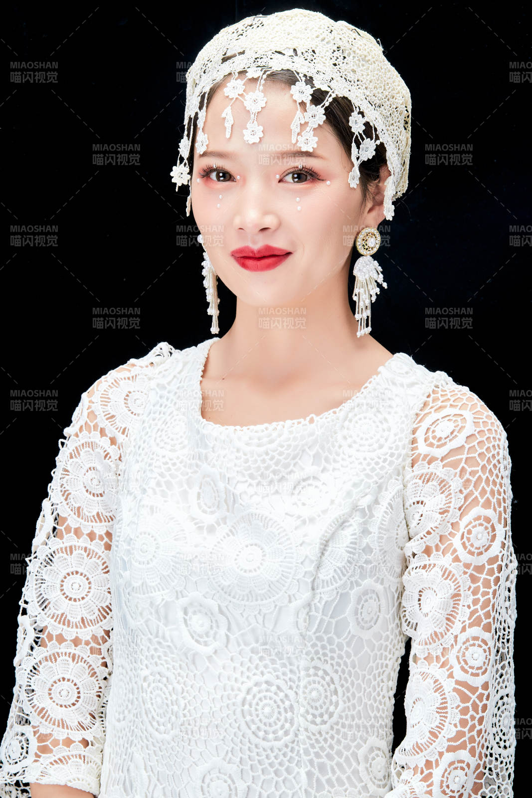 黑色背景下的美妆新娘彩妆人像图片