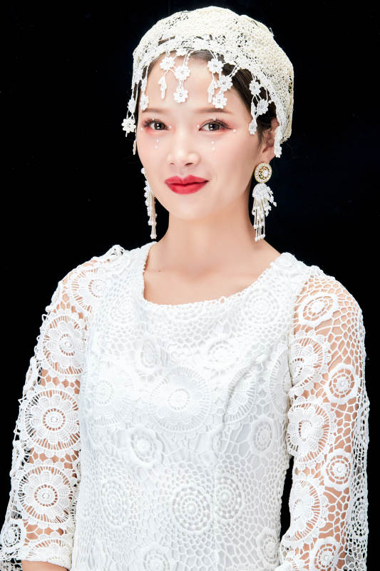 黑色背景下的美妆新娘彩妆人像图片