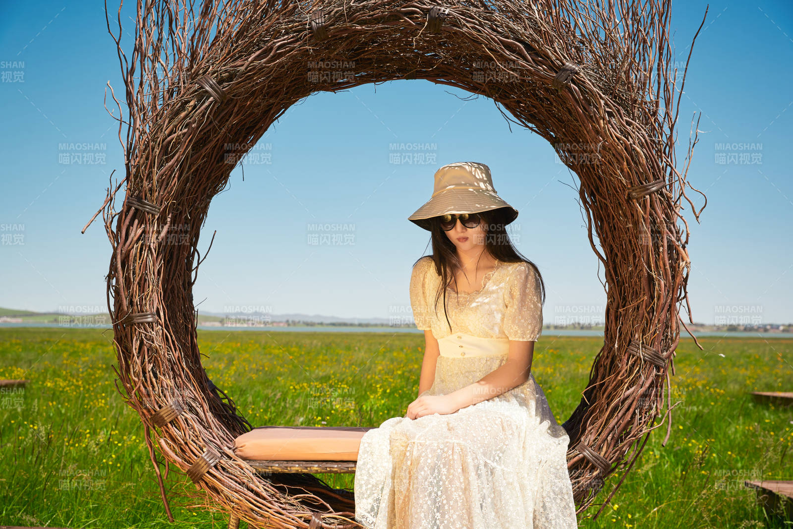 盛夏在草原湿地公园游玩的姑娘图片