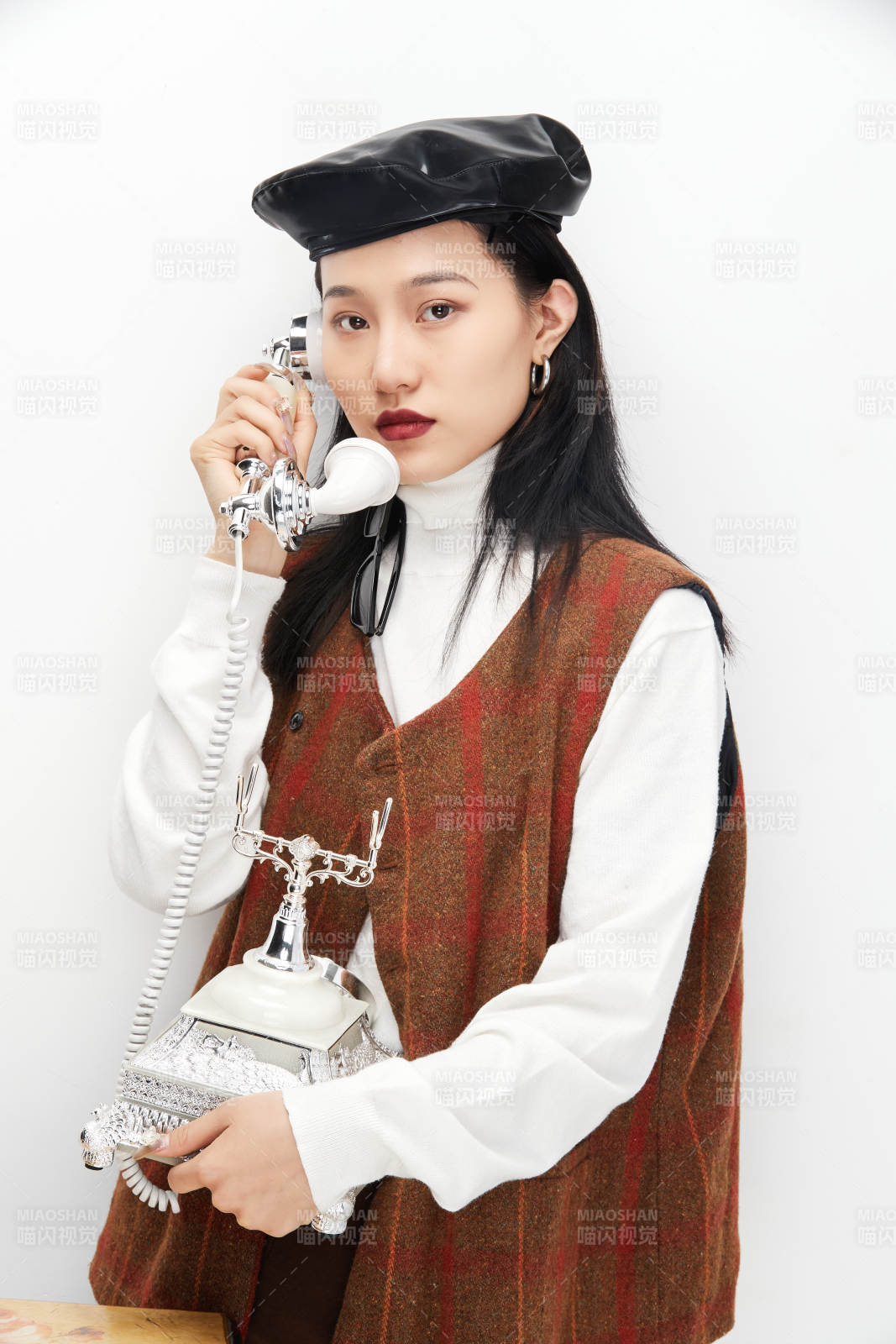 身穿复古服装的亚洲少女人像图片