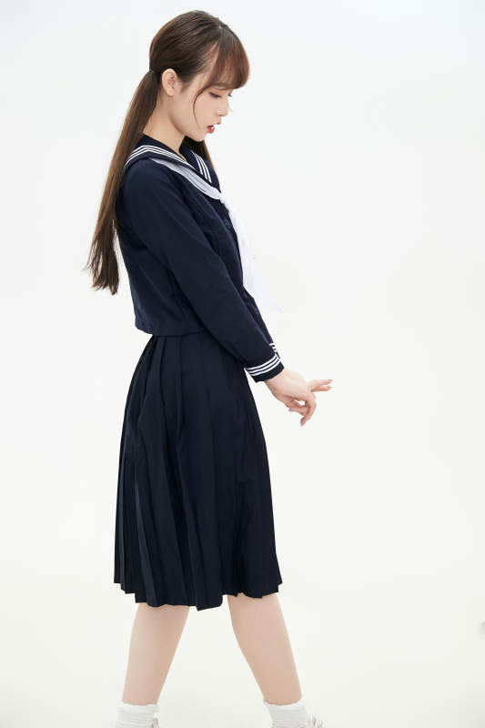 身穿日系高中制服的美丽少女图片
