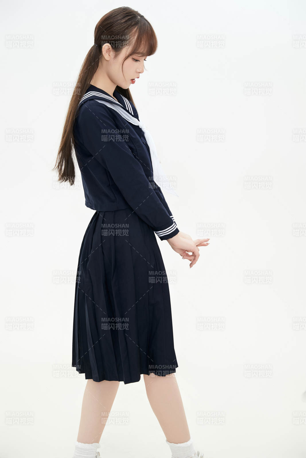 身穿日系高中制服的美丽少女图片