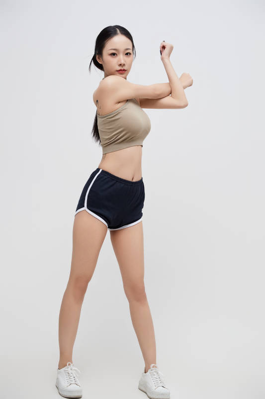 穿着运动服的亚洲美女图片