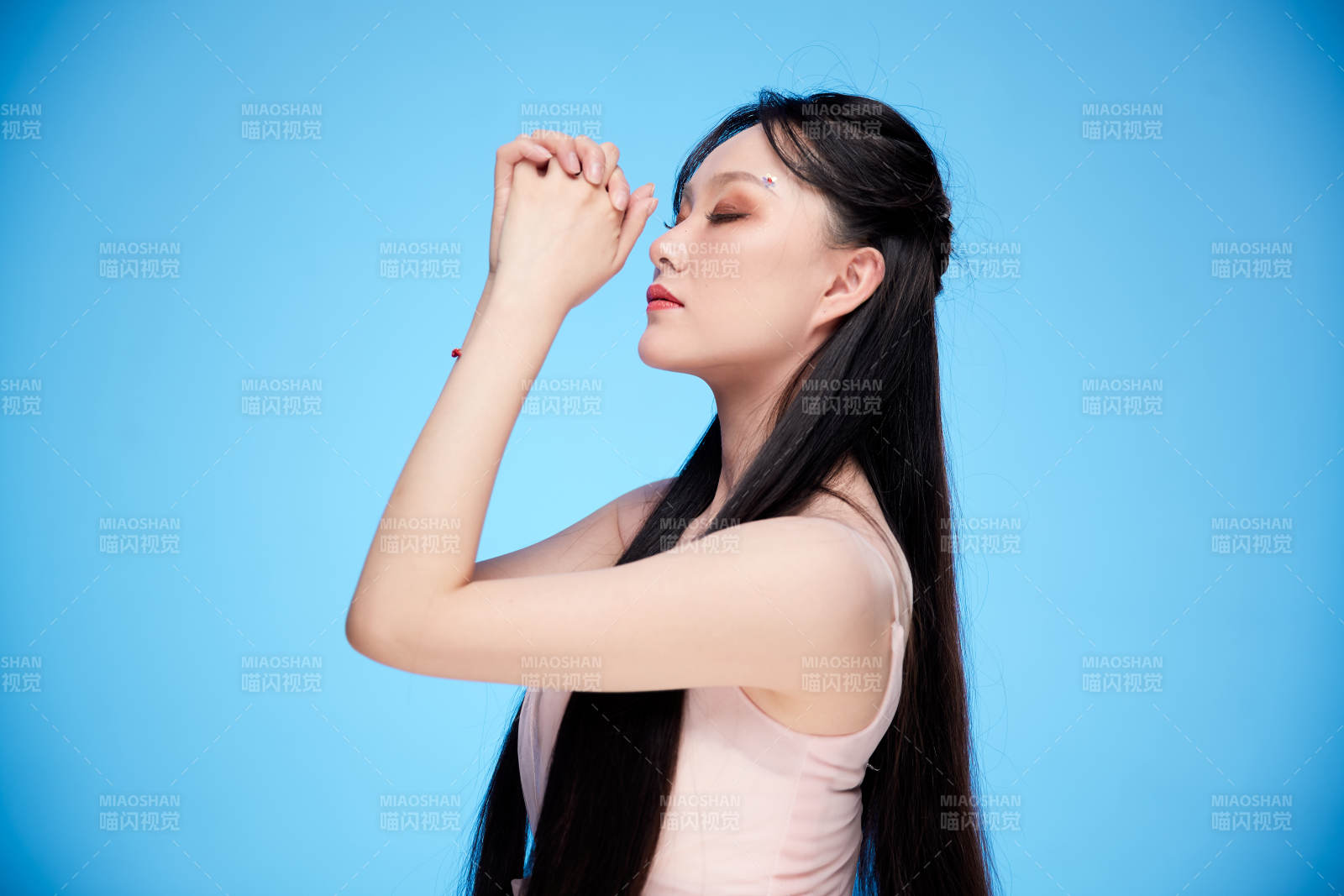 女性婚纱妆面图片