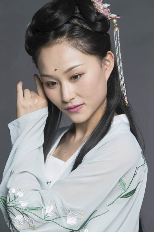 身穿古装的汉服女性人像汉服影棚拍摄图片