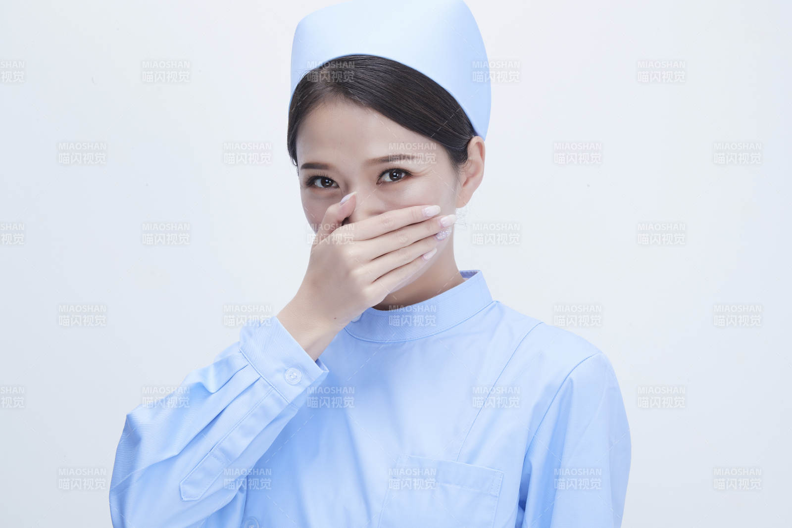 身穿蓝色护士服展示各种表情的漂亮女护士图片