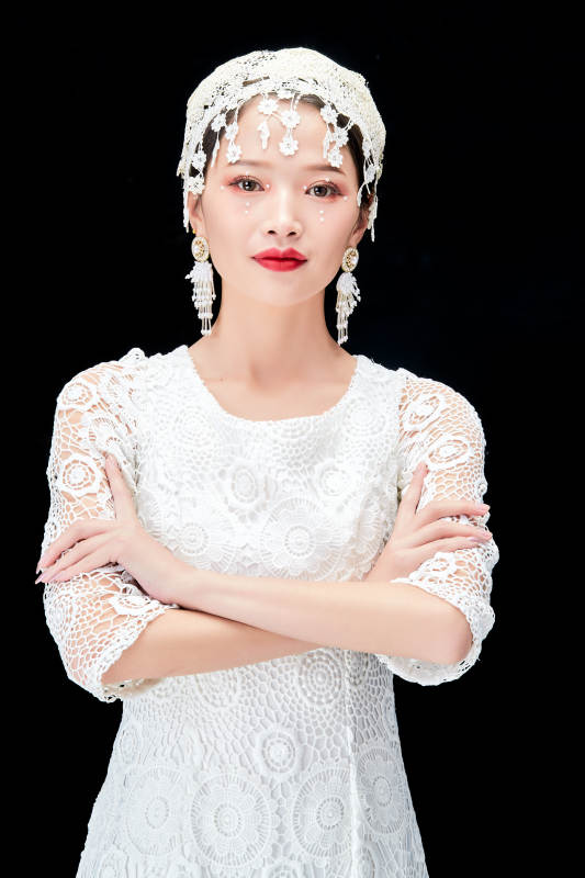 黑色背景下的美妆新娘彩妆人像图片