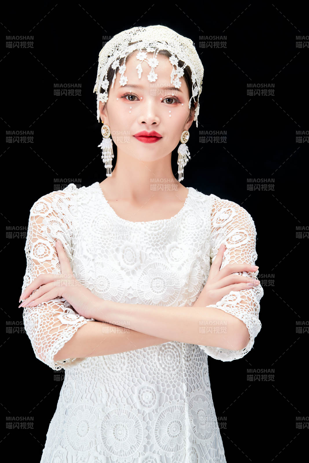 黑色背景下的美妆新娘彩妆人像图片