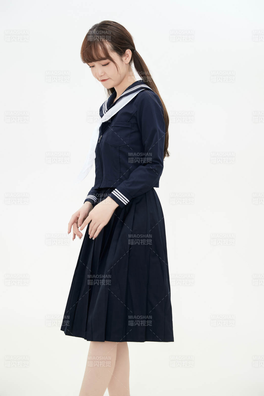 身穿日系高中制服的美丽少女图片