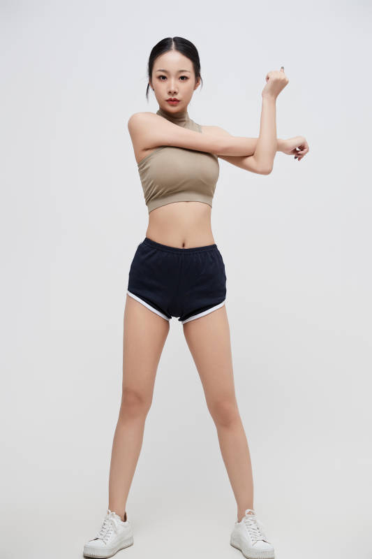 穿着运动服的亚洲美女图片