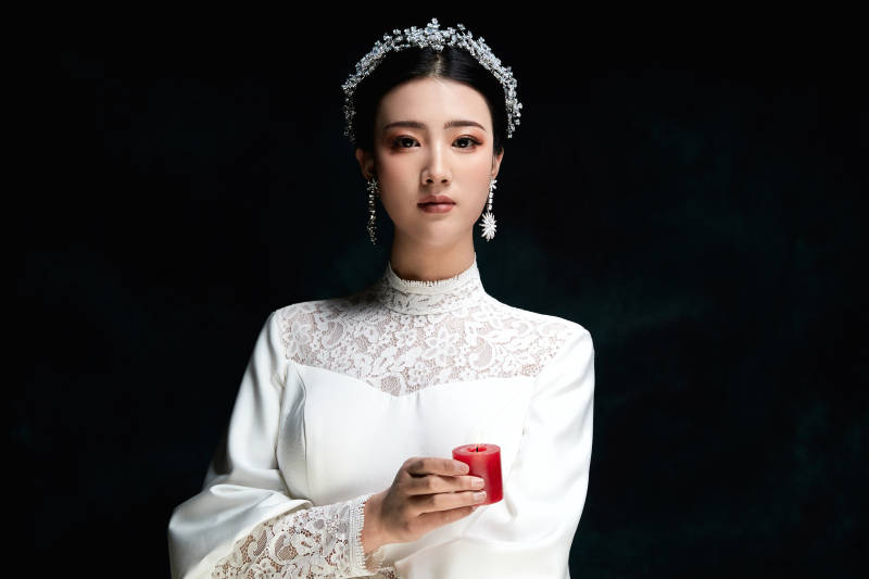 黑色背景下的女性复古婚纱妆面图片