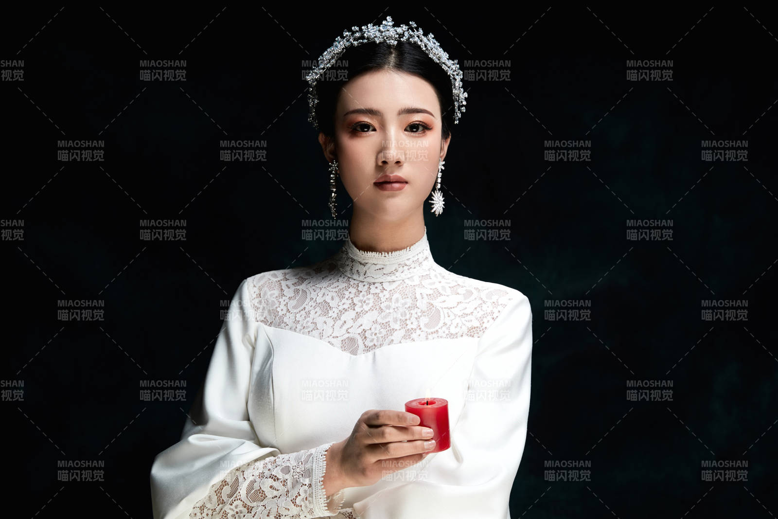 黑色背景下的女性复古婚纱妆面图片