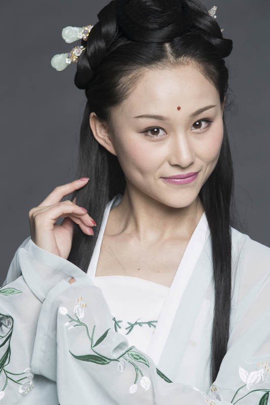 身穿古装的汉服女性人像汉服影棚拍摄图片