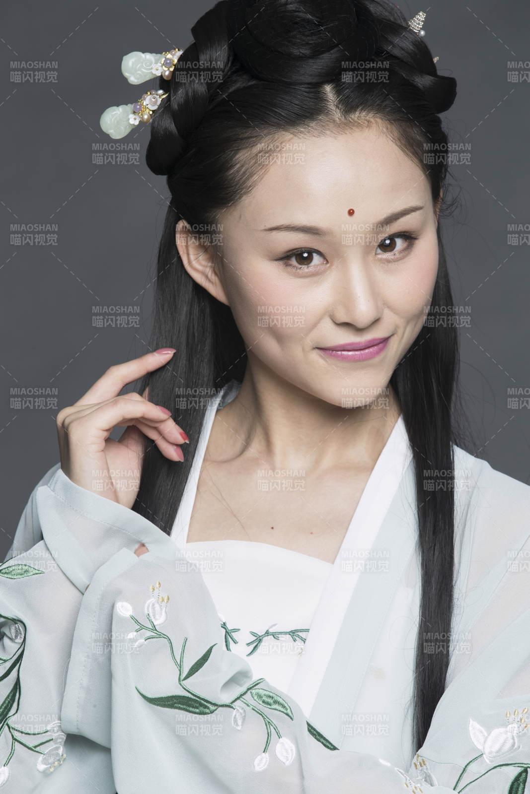 身穿古装的汉服女性人像汉服影棚拍摄图片