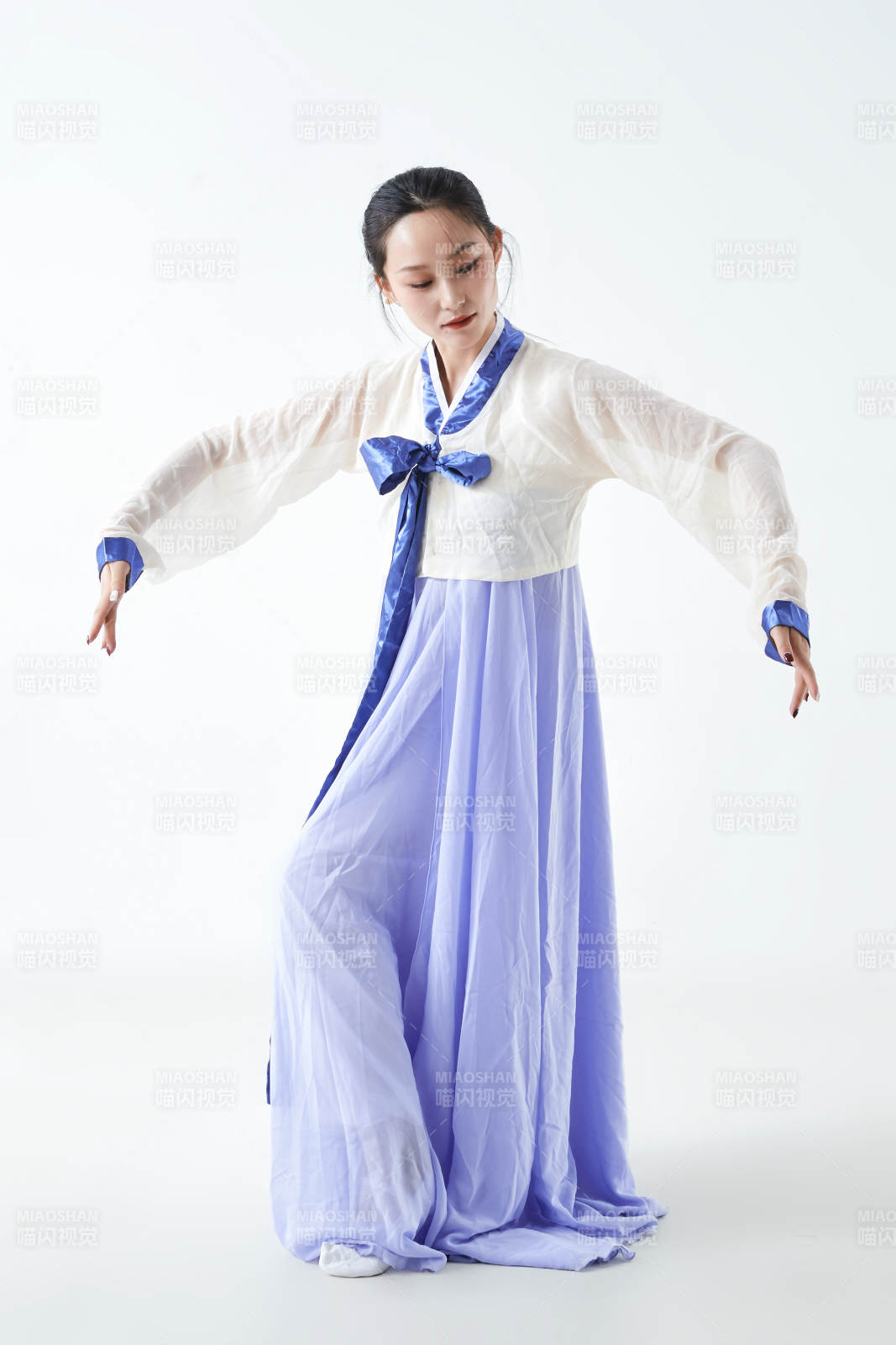 穿着中国朝鲜族传统服饰跳舞的少女图片