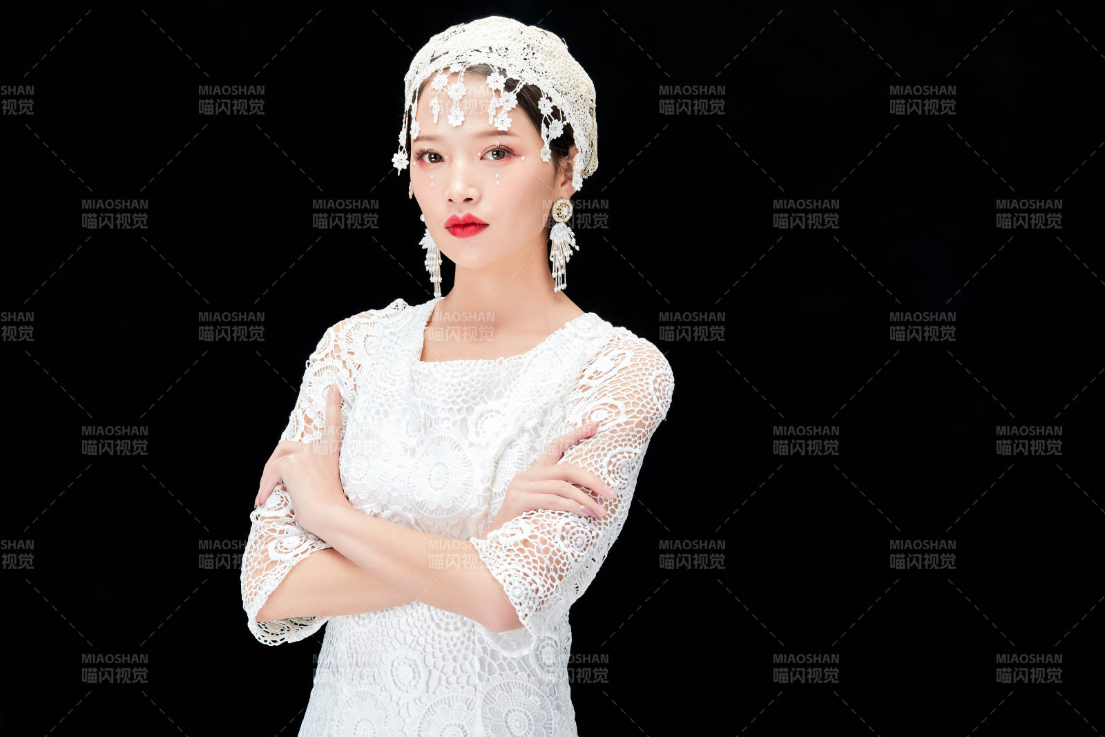 黑色背景下的美妆新娘彩妆人像图片