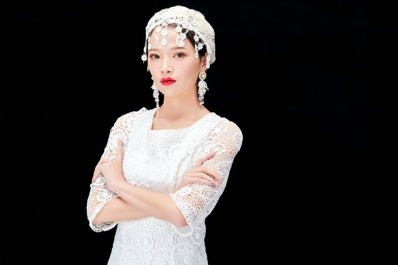 黑色背景下的美妆新娘彩妆人像图片