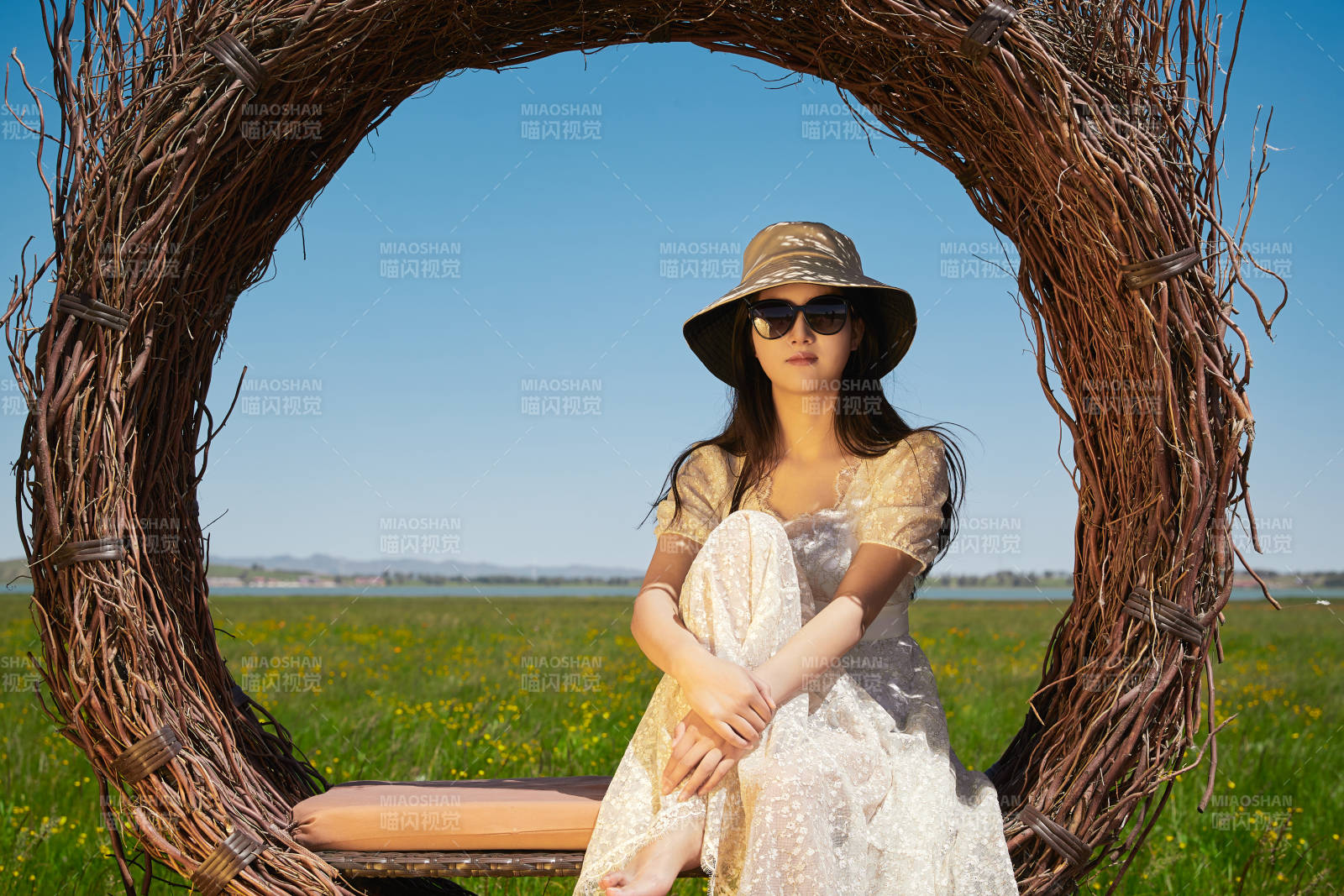 盛夏在草原湿地公园游玩的姑娘图片